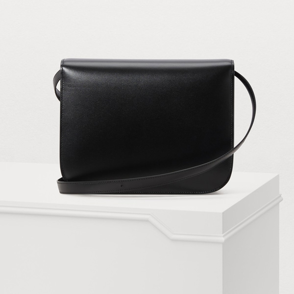 セリーヌスーパーコピー【セリーヌ】2019SS新作 Classic Medium box calfskin (Black)164173DLS.38NO ■カラー：Black ■素材：カーフスキン 100%/ ラムスキン 100% (裏地) ■サイズ：24 cm x 18 cm x 7 cm ■製品番号：164173DLS.38NO ■仕様： ゴールドのメタルハードウェア ブラスのクロージャー ショルダーキャリー & クロスボディキャリー ジップ付きインナーポケット、ダブルフラットポケット 調節 & 取り外し可能なレザーストラップ (ドロップ 45 cm)